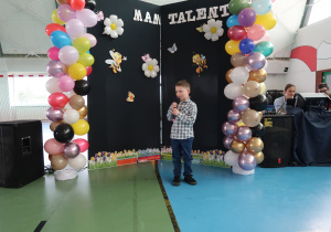 Chłopiec z grupy przedszkolnej Skoczki w piosence pt. „Hop hop idzie wiosna”.