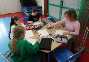 Uczennice klasy IV i V wykonują prace plastyczną pt. „50 lecie szkoły” w kategorii wiekowej IV- VIII.