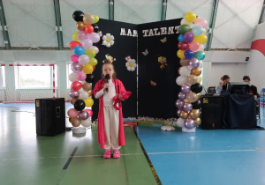 Występ uczennicy klasy II w wierszu pt. „Chory kotek”.