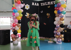 Uczennica klasy II występuje w wierszu pt. „Na straganie”.