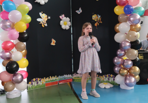 Uczennica klasy III b w piosence pt. „Tyle wdzięku”.