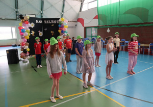 Występ uczniów klasy III b w piosence pt. „Bratnie Dusze”.