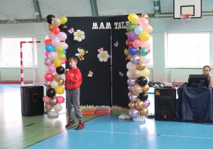 Uczeń klasy V w piosence pt. „Never go away”.