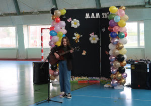 Uczennica klasy VI w piosence pt. „Szukaj mnie”.