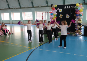 Uczennice klasy I występują w kategorii taniec.