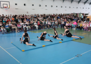 Występ grupowy w kategorii akrobacja uczennic klasy V.