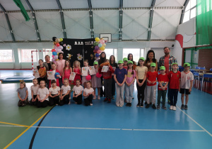 Nagrodzeni uczniowie wraz z Panią Dyrektor i jury konkursu „Mam talent”