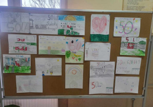 Wykonane prace uczniów w kategorii rysowanie - malowanie. Temat „50 lecie szkoły”.