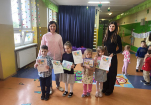 Zwycięzcy konkursu „Mam talent” w grupie przedszkolnej wraz z pedagogiem specjalnym i psychologiem.