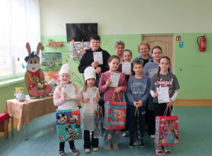 Nagrodzeni uczniowie w konkursie na ozdobę wielkanocną z opiekunem Samorządu Uczniowskiego i Kierownikiem Szkoły.