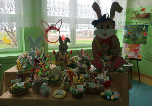 Prace uczniów biorące udział w konkursie na najładniejszą ozdobę wielkanocną.