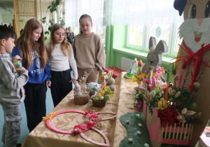 Uczniowie podziwiający prace, które biorą udział w konkursie.