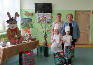 Laureaci konkursu w kategorii przedszkole z opiekunem Samorządu Uczniowskiego i Kierownikiem Szkoły.