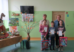 Laureaci konkursu w kategorii klas I- III z opiekunem Samorządu Uczniowskiego i Kierownikiem Szkoły.