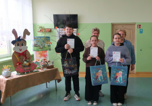 Laureaci konkursu w kategorii klas IV- VI z opiekunem Samorządu Uczniowskiego i Kierownikiem Szkoły.