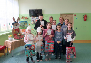 Nagrodzeni uczniowie w konkursie na ozdobę wielkanocną z opiekunem Samorządu Uczniowskiego i Kierownikiem Szkoły.
