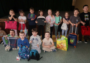 Przedszkolaki z grupy Żabki z kreatywnymi pomysłami na szkolne wyposażenie.