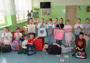 Pierwszaki pokazują, że książki można nosić inaczej niż w plecaku.