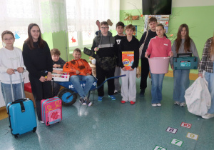 Uczniowie klasy szóstej prezentują dzień bez plecaka w naszej szkole.