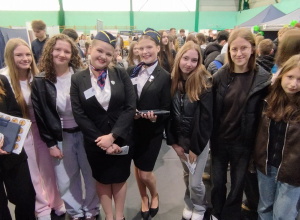 Uczennice klas 8 wraz z przedstawicielami klasy stewardess.