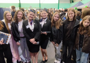 Uczennice klas 8 wraz z przedstawicielami klasy stewardess.