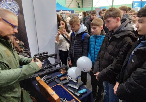 Chłopcy z klasy 8a przy stoisku klasy mundurowej.