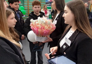 Uczniowie klas 8 z hostessami.