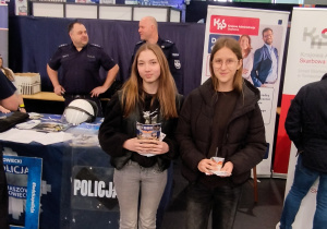 Uczennice klasy 8a przy stoisku Powiatowej Komendy Policji w Tomaszowie Mazowieckim.