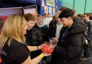 Uczniowie klas 8 przy stoisku ZSP nr 6 w Tomaszowie Maz.