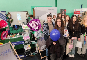 Uczniowie klas 8 przy stoisku ZSiPOWŁ w Tomaszowie Maz.