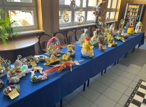 Ozdoby wielkanocne wykonane przez uczniów na konkurs i wystawione na korytarzu szkolnym.