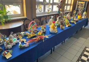 Ozdoby wielkanocne wykonane przez uczniów na konkurs i wystawione na korytarzu szkolnym.