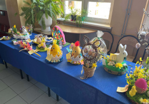 Stół z ozdobami przed rozpoczęciem kiermaszu wielkanocnego.