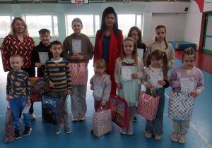 Wspólne zdjęcie nagrodzonych i wyróżnionych uczniów w konkursie na Najpiękniejszą Ozdobę Wielkanocną.