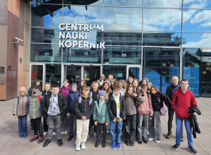 Grupa uczniów przed budynkiem Centrum Nauki Kopernik w Warszawie.