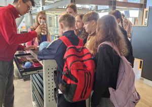 Uczniowie przeprowadzają eksperymenty wspólnie z pracownikiem Centrum Nauki Kopernik.