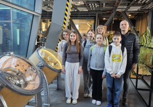 Grupa uczniów wraz z opiekunami podczas zwiedzania Centrum Nauki Kopernik.