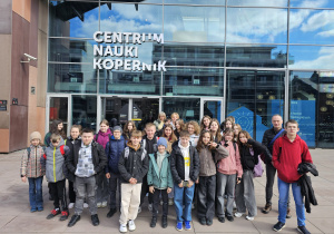 Grupa uczniów przed budynkiem Centrum Nauki Kopernik w Warszawie.