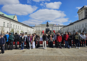 Grupa uczniów przed Pałacem Prezydenckim w Warszawie.