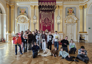 Uczniowie klasy 5 w Sali Tronowej na Zamku Królewskim w Warszawie.
