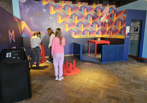 Uczniowie korzystają z eksponatów w Muzeum Świat Iluzji w Warszawie.