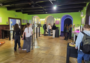 Uczniowie oglądają eksponaty w Muzeum Świat Iluzji w Warszawie.