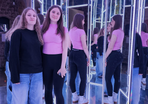 Dwie uczennice w pokoju luster w Muzeum Świat Iluzji w Warszawie.