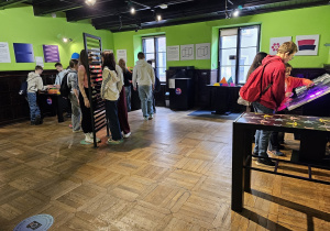 Uczniowie rozwiązują zagadki w Muzeum Świat Iluzji w Warszawie.