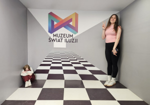 Dwie uczennice w jednym z pokoi w Muzeum Świat Iluzji w Warszawie.