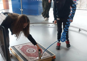 Grupa uczniów samodzielnie eksperymentuje.