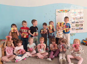 Szkraby prezentują wykonane Motyle.