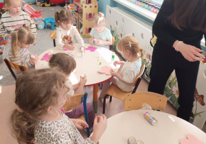 Dzieci z grupy Szkraby wykonują prace plastyczną Motyle.