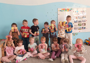 Szkraby prezentują wykonane Motyle.