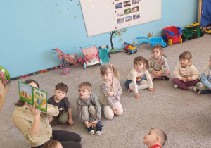 Szkraby poznają życie motyli.